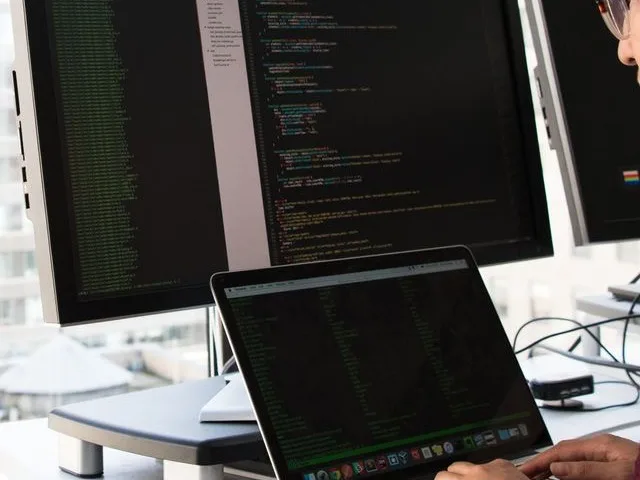 Junior fullstack API fejlesztő több monitoros munkaállomáson dolgozik
