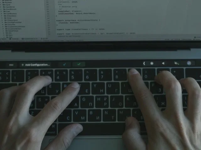 Fejlesztő API-végpontot kódol laptopon, felülnézetből